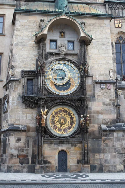 Buitenaanzicht van de astronomische klok in Praag — Stockfoto