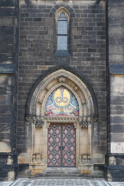 St Peter ve St Paul Bazilikası girişi. Prag — Stok fotoğraf