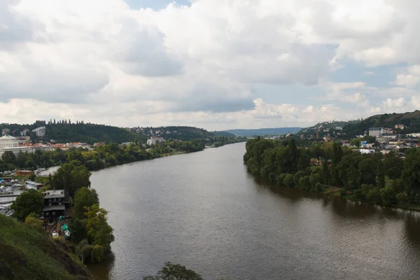 Stad Praag en rivier Vltava. Tsjechisch — Stockfoto