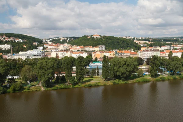 Vue de Vysehrad sur la rivière Vltava et les bâtiments résidentiels — Photo