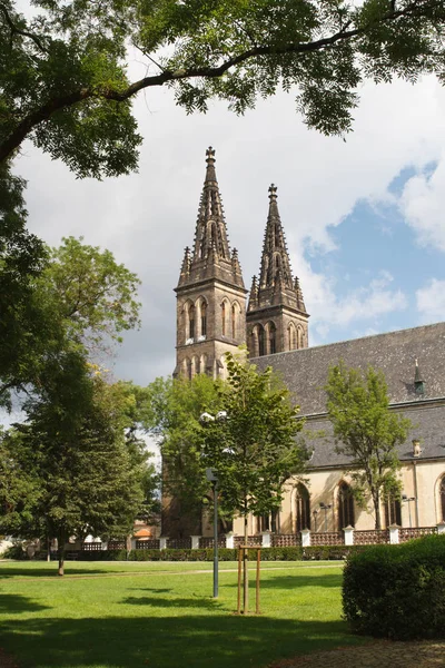 Basílica de São Pedro e Paulo no castelo de Vysehrad. Praga — Fotografia de Stock