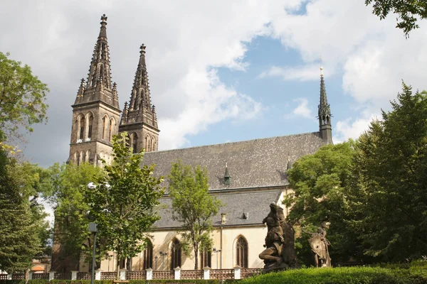 Basílica de São Pedro e São Paulo na fortaleza de Vysehrad em Praga — Fotografia de Stock