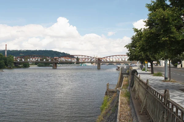 Embankment in Prague. View on the railway bridge — Stock Photo, Image