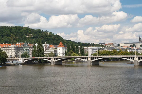 Hermosa vista de la ciudad de Praga. Puente Jirasek sobre el Vl —  Fotos de Stock
