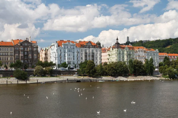 Verano en Praga. Bonita vista del río Moldava y el paseo marítimo —  Fotos de Stock