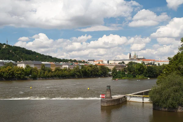 The dam on the Vltava River in Prague — Stock Photo, Image