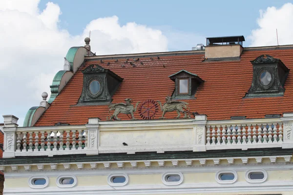 Fragment van een gebouw in Praag met een borstwering close-up — Stockfoto