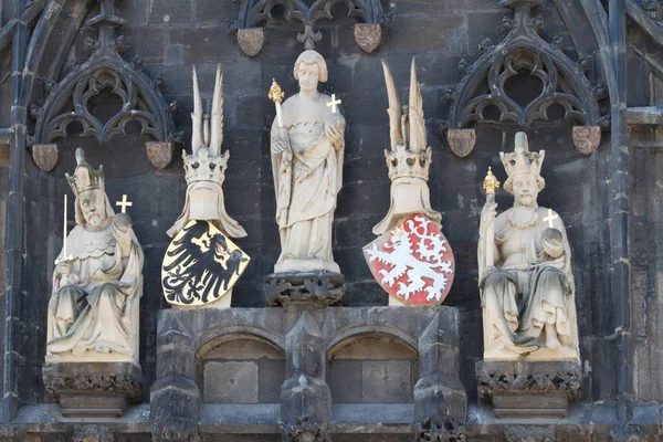 Gotische beeldhouwkunst van de oude brug toren, Charles Bridge, Prague — Stockfoto