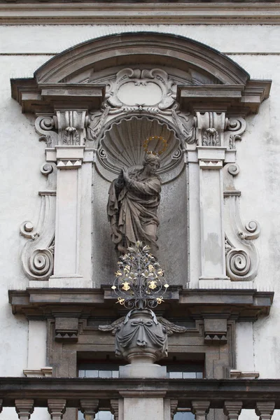 Standbeeld op de gevel van de kerk van St. Salvatore in Praag — Stockfoto