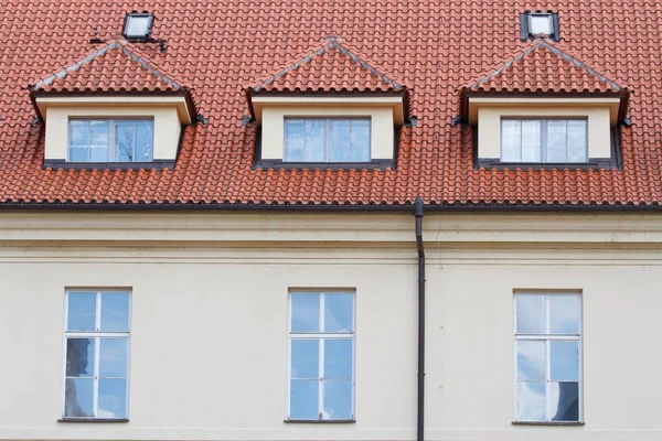 Tipikus épület Prágában, a piros tetős közelről — Stock Fotó