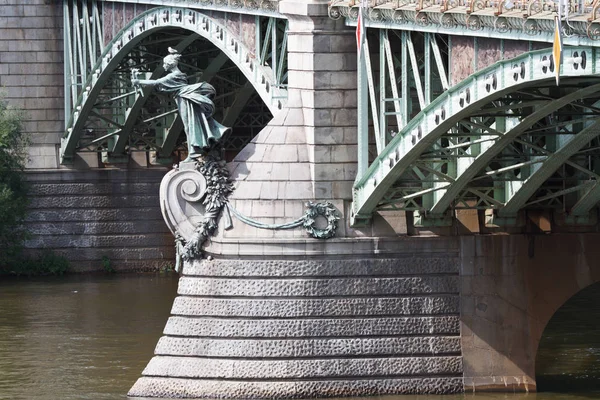 Estátua de Arte Nova carregando tochas, Ponte Cechuv sobre a Vlta — Fotografia de Stock