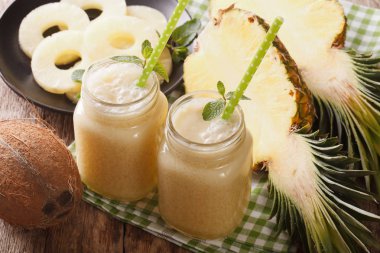 Closeup smoothies ananas ve Hindistan cevizi sütü bir cam kavanoz