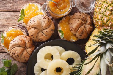 ananas reçeli bir cam kavanoz ve tatlı sandviç yakın çekim th içinde