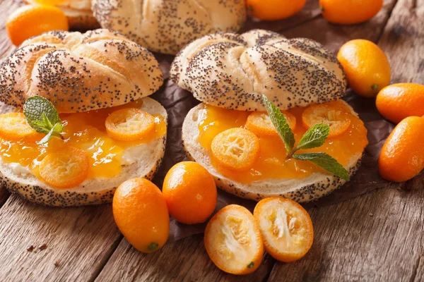 Zoete broodjes met kumquat jam en roomkaas close-up. horizonta — Stockfoto