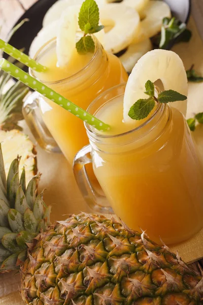 Frisk ananasjuice i en glaskrukke makro. lodret - Stock-foto