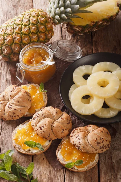 Zoete broodjes met jam en boter close-up van de ananas. Vertica — Stockfoto