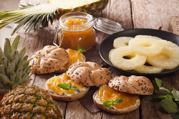 Zoete broodjes met jam en boter close-up van de ananas. Horizon — Stockfoto