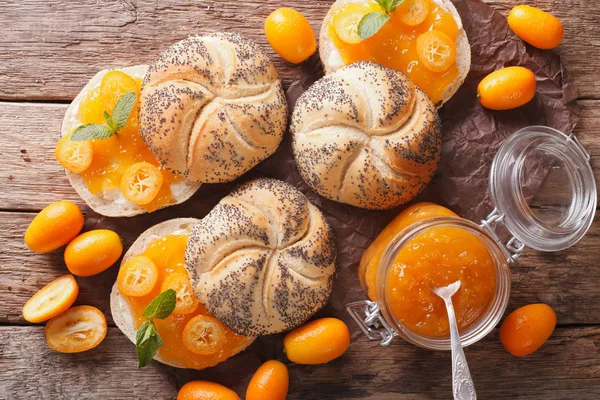 Pães doces com geléia de kumquat e cream cheese close-up. horizontal — Fotografia de Stock