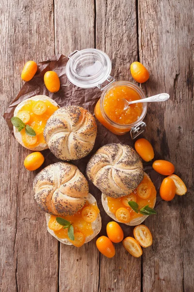 Zoete broodjes met zelfgemaakte kumquat jam close-up. verticaal om te — Stockfoto