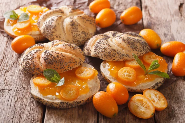 Lekkere broodjes met zelfgemaakte kumquat jam close-up. horizontale — Stockfoto