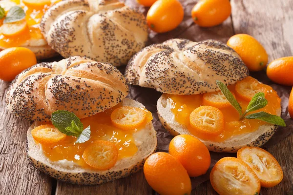 Zoete broodjes met zelfgemaakte kumquat jam close-up. horizontale — Stockfoto
