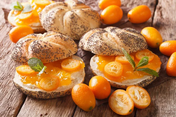 Zoete broodjes met kumquat jam en roomkaas close-up. Hor — Stockfoto