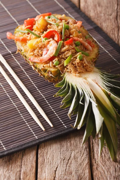 Tajski ryż z krewetkami, kurczak, ananas i warzyw na — Zdjęcie stockowe