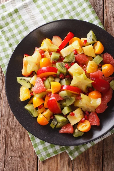 Naturlig mat: Sallad på färska exotiska tropiska frukter närbild på — Stockfoto