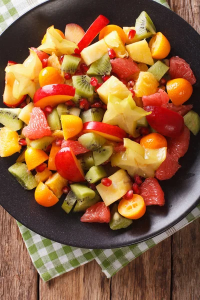 Přírodní potraviny: salát z čerstvých exotických tropických plodů na p — Stock fotografie