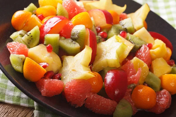 Alimentación Natural: Ensalada de frutas tropicales frescas y exóticas macro en una p — Foto de Stock