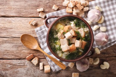 Sarımsak ve kruton yakın çekim bir rustik tarzda çorbası. horizo