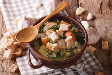 Sarımsak ve kruton yakın çekim bir rustik tarzda çorbası. horizo