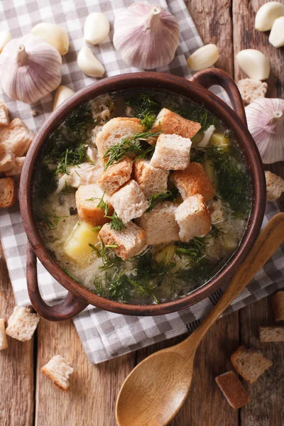 "sup bawang putih dengan croutons close-up dalam mangkuk. tampilan atas vertikal — Stok Foto
