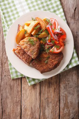 dana biftek kotletpane ve sebze yakın çekim ile süslenmiş. 