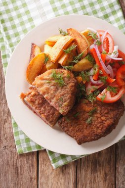 Kızarmış biftek ve patates pişmiş taze sebze kapat. 