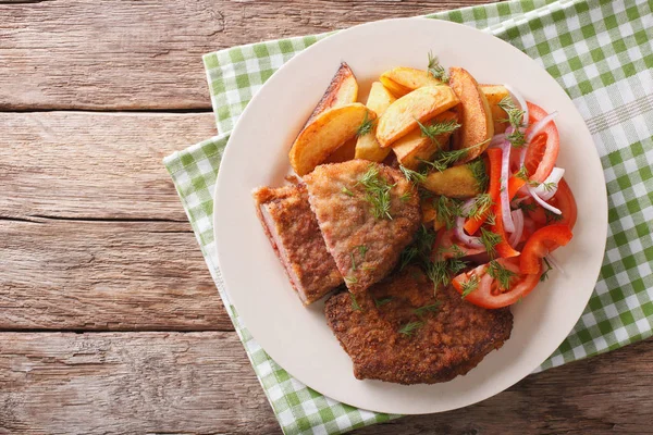 Carne di vitello impanata e guarnita con verdure primo piano . — Foto Stock