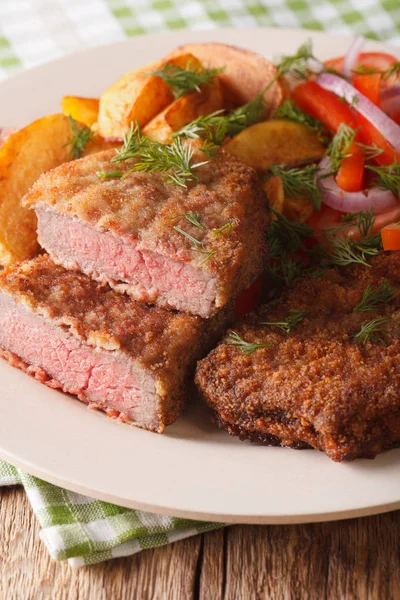 Steak croustillant frit et légumes frais, pommes de terre cuites au four gros plan . — Photo