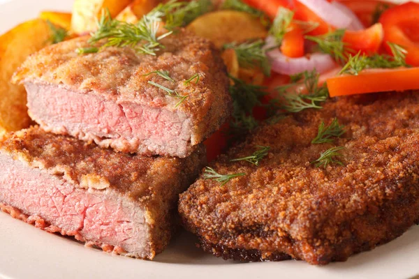 Bife de lombo em farinha de rosca e decorado com legumes macro ho — Fotografia de Stock