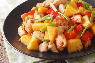 Çin yemeği: kızarmış tavuk tatlı ve ekşi sau ananas ile