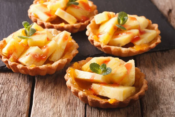 Freshly baked Tart with pineapple, jam and mint close-up. horizo — Stock Photo, Image