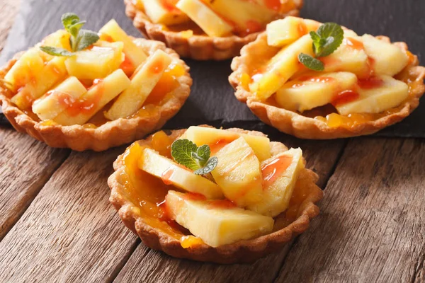 Tartlets with pineapple, jam and mint close-up. horizontal — Stock Photo, Image