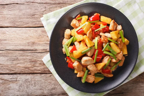 Китайская еда: жареная курица с ананасом в сладком и кислым сау — стоковое фото
