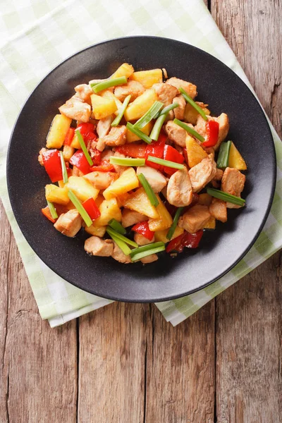 Chinesisches Essen: gebratenes Huhn mit Ananas in süß-saurer Sauce — Stockfoto
