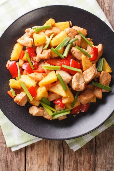 Gebratenes Huhn mit Ananas in süß-saurer Sauce aus nächster Nähe. v — Stockfoto