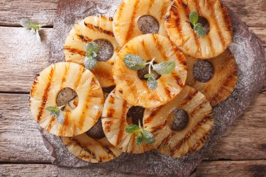 Masanın üzerinde ızgara ananas yakın çekim. Yatay Üstten Görünüm