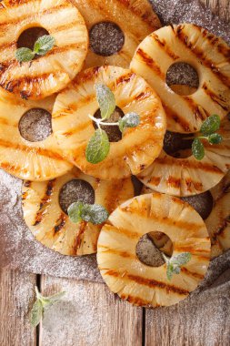 ızgara ananas ile nane ve pudra şekeri yakın çekim t