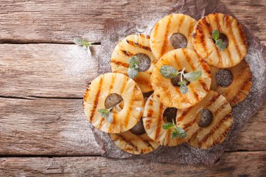 Masanın üzerine nane ile taze ananas yüzük kızarmış. Yatay t