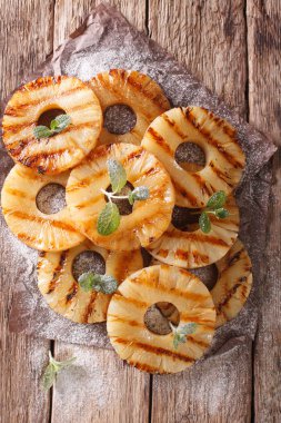 Masanın üzerinde ızgara ananas yakın çekim. Dikey Üstten Görünüm