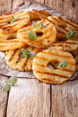 Ev yapımı ızgara ananas kağıt yakın çekim üzerinde. dikey