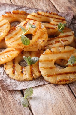 Masanın üzerinde ızgara ananas yakın çekim. dikey